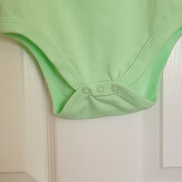 🎁NEW SET Okie Dokie Mandalorian Christmas Bodysuit. Ultraviolet Sun Protección - Picture 6 of 16